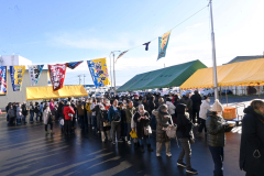 旬の魚介類を買い求める人らでにぎわった年内最後の「魚の日」