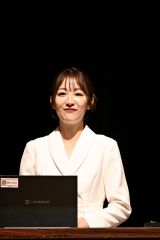 講演する滝アナウンサー