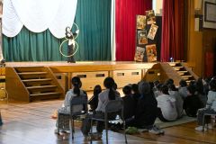 マジックに魅入る児童ら