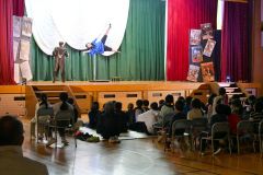 イリュージョンマジックで会場を沸かせるマジシャンら