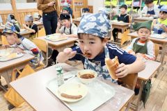 ビーフシチューを味わう子どもたち