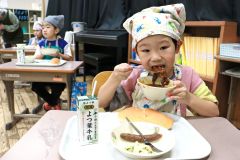 ビーフシチューを味わう子どもたち