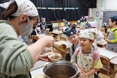 ビーフシチューに笑顔の子どもたち