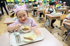 ビーフシチューを味わう子どもたち