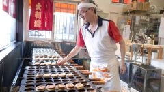 焼印を押す高橋さん