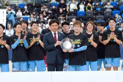 優勝を決めて、喜ぶ選手たち（チーム提供）