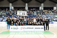 優勝を決めて喜ぶ選手、関係者ら（チーム提供）