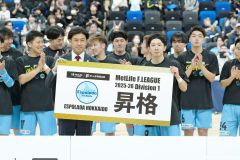 Ｆ１復帰のバナーを手にする帯北高出身の宮原副主将（手前右、チーム提供）