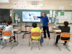 ５、６年生に授業をする東さん