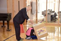 来場者に混じり。ダンボールかくれんぼを楽しむ本田町長