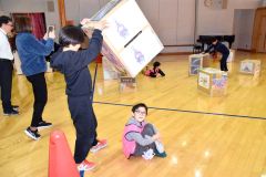 ダンボールかくれんぼの様子