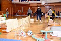 サッカーボールを使った中級ボウリングを楽しむ参加者