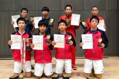 男子ダブルスの上位入賞者。前列左端と2人目が優勝した佐藤有悟・石川悠稀組