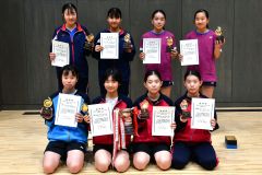女子ダブルスの上位入賞者。前列左端と2人目が優勝した木村妃伽と齊藤優利奈組