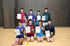 男女シングルスの上位入賞者。前列左端が女子優勝の齋藤茉子、後列左端が男子優勝の高杉優翔