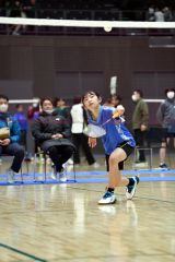 【女子シングルス決勝】シャトルを打つ齋藤茉子