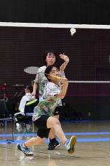 【女子ダブルス決勝】シャトルを打ち返す帯一の齊藤優利奈