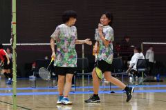 【女子ダブルス決勝】第1セットを終えタッチをかわす(左から)齊藤優利奈と木村妃伽