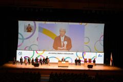 式辞を述べる田中理事長