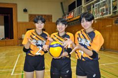 全国優勝を目指す（左から）道選抜女子の渡邊麻妃、酒井柚菜、小林央乃
