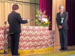 表彰を受けた請川さん（右）