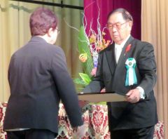 表彰を受けた今井さん（右）