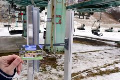 新たに設置された自動改札機とＩＣカード。カードには芽室町遺産６カ所がデザインされた