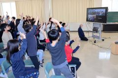 授業後に手を振って別れを惜しむ清水の児童ら