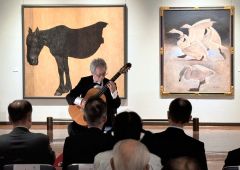 日勝祭でクラシックギターを奏でる田中光俊さん