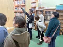 閉架書庫を興味深く眺める参加者
