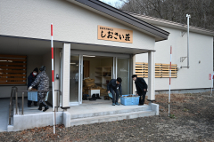 避難所の後片付けを行う地域住民ら(9日午前8時ごろ、広尾町音調津で。須貝拓也撮影)