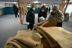 避難所の後片付けを行う地域住民ら(9日午前8時ごろ、広尾町音調津で。須貝拓也撮影)