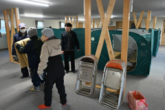 避難所の後片付けを行う地域住民ら(9日午前8時ごろ、広尾町音調津で。須貝拓也撮影)