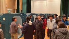 簡易テントが設置された豊頃える夢館。住民約50人が避難した