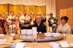 記念の「津軽じょんから節」演奏を聴く（前列左から）加藤会主ときみ子さん