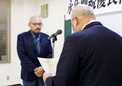 齊藤会長から表彰状を受け取る永年勤続従業員