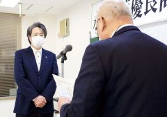 齊藤会長から表彰状を受け取る永年勤続従業員