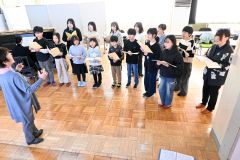 本番に向けて練習に励む団員ら