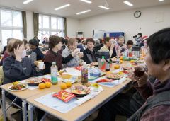 お年寄りらが楽しい時間を過ごしたクリスマス会