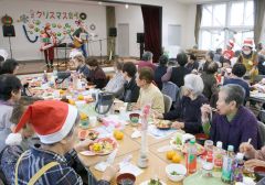 ザ・マーブルズのステージと手作り料理を楽しむお年寄り