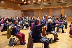 約６０人が参加し、和やかな雰囲気で気持ちよく体を動かした