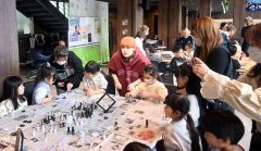 学生たちが先生役となり体験を楽しむ園児たち