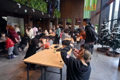 学生の案内で理美容に挑戦する園児たち