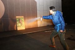 クマスプレーの噴射体験をする参加者