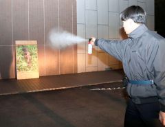 クマスプレーの噴射体験をする参加者