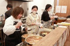 ゆないとべーすのキッチンで提供するグルメの準備を進める協力隊員たち