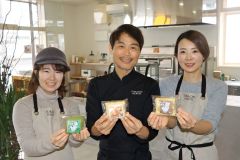 ねこの座布団を持って店を切り盛りする十勝さんら（中央）