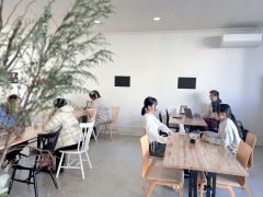 にぎわっている店内