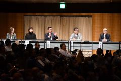 笑い飯の哲夫さん（中央）らが審査員を務めたＨ１法話グランプリ