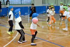 ドッジボールを楽しむ園児ら